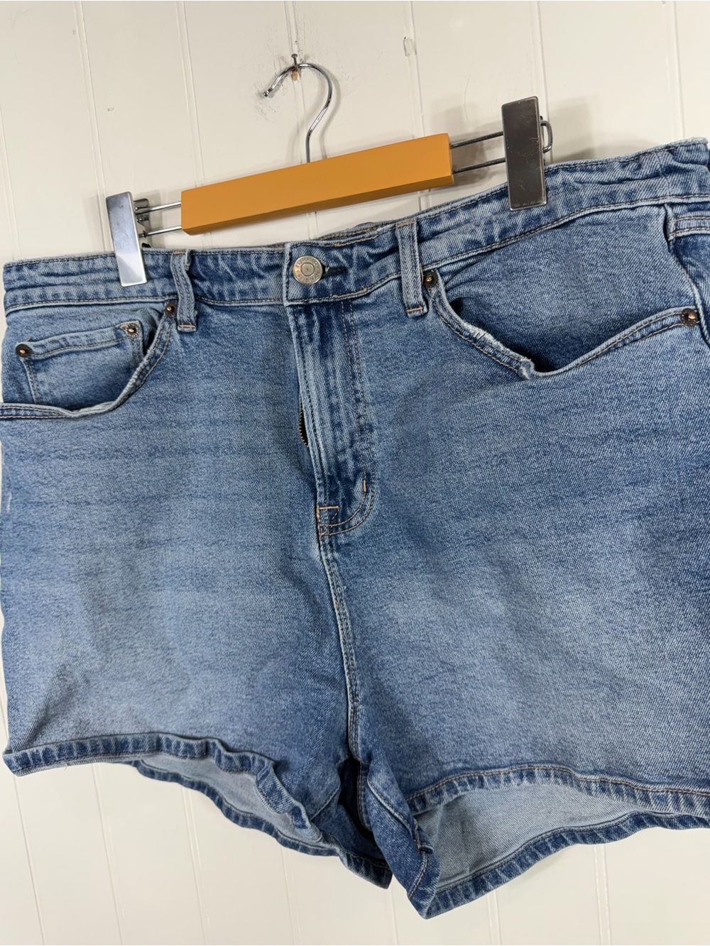 Torrid Plus Size Denim Shorts Size 16 Light Wash Mid Rise Jean Shorts